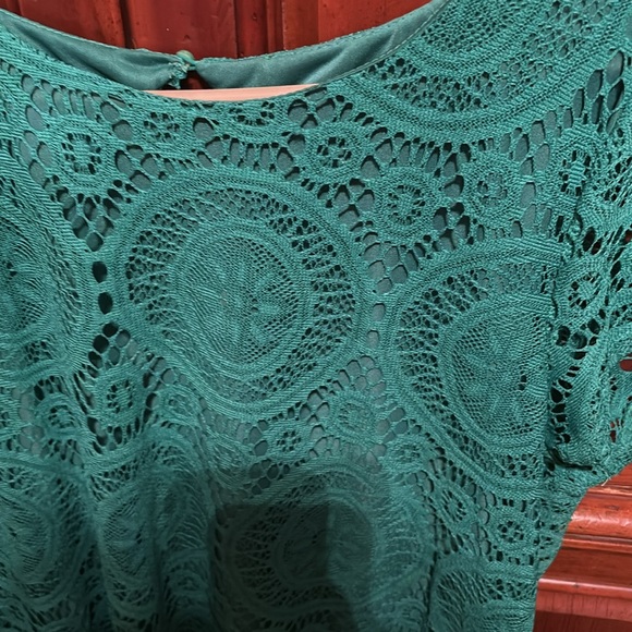 Ladies large green lace top - Picture 2 of 5